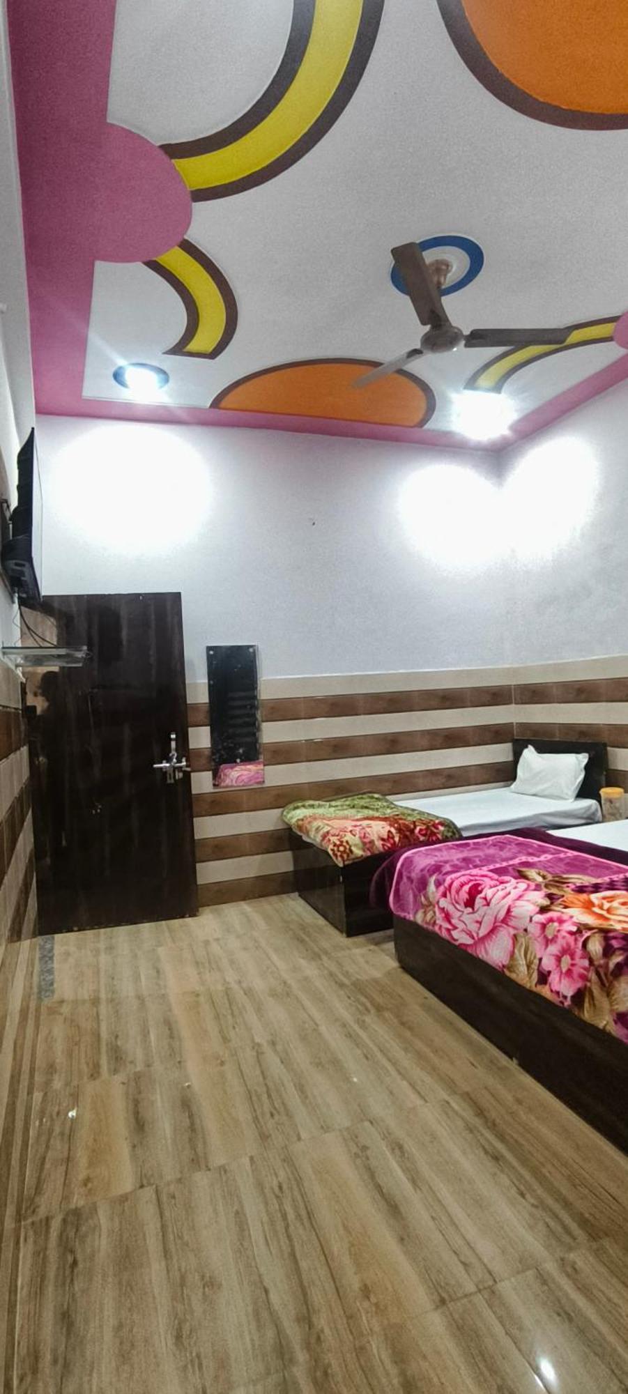 K.D.Dham Near Prem Mandir1 Otel Vrindāvan Dış mekan fotoğraf